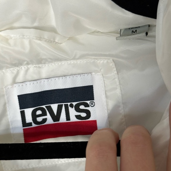 NWT Levi’s White Puffer Vest Medium - Picture 6 of 6